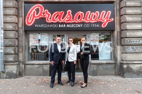  19.10.2018 WARSZAWA<br />AKCJA 24 GODZINY DLA WARSZAWY RAFALA TRZASKOWSKIEGO WIZYTA W BARZE MLECZNYM<br />N/Z BARBARA NOWACKA KATARZYNA LUBNAUER GRZEGORZ SCHETYNA<br /> 