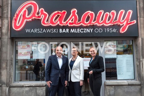  19.10.2018 WARSZAWA<br />AKCJA 24 GODZINY DLA WARSZAWY RAFALA TRZASKOWSKIEGO WIZYTA W BARZE MLECZNYM<br />N/Z BARBARA NOWACKA KATARZYNA LUBNAUER GRZEGORZ SCHETYNA<br /> 