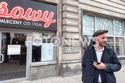  19.10.2018 WARSZAWA<br />AKCJA 24 GODZINY DLA WARSZAWY RAFALA TRZASKOWSKIEGO WIZYTA W BARZE MLECZNYM<br />N/Z JAN SPIEWAK<br /> 