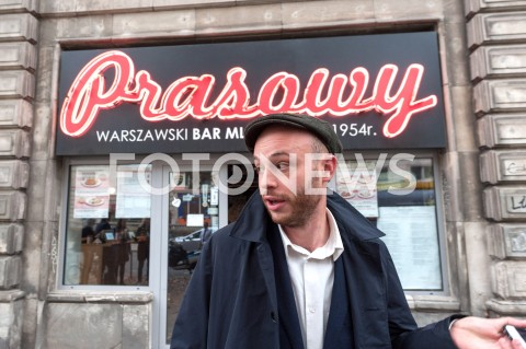  19.10.2018 WARSZAWA<br />AKCJA 24 GODZINY DLA WARSZAWY RAFALA TRZASKOWSKIEGO WIZYTA W BARZE MLECZNYM<br />N/Z JAN SPIEWAK<br /> 