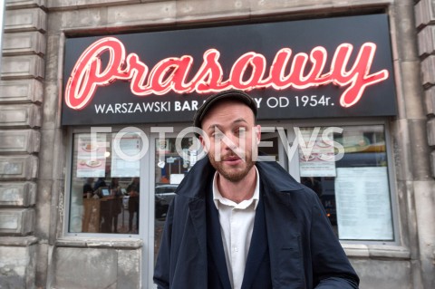  19.10.2018 WARSZAWA<br />AKCJA 24 GODZINY DLA WARSZAWY RAFALA TRZASKOWSKIEGO WIZYTA W BARZE MLECZNYM<br />N/Z JAN SPIEWAK<br /> 
