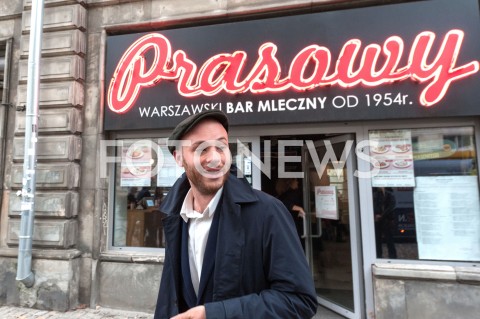  19.10.2018 WARSZAWA<br />AKCJA 24 GODZINY DLA WARSZAWY RAFALA TRZASKOWSKIEGO WIZYTA W BARZE MLECZNYM<br />N/Z JAN SPIEWAK<br /> 