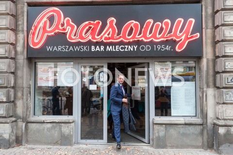  19.10.2018 WARSZAWA<br />AKCJA 24 GODZINY DLA WARSZAWY RAFALA TRZASKOWSKIEGO WIZYTA W BARZE MLECZNYM<br />N/Z RAFAL TRZASKOWSKI<br /> 