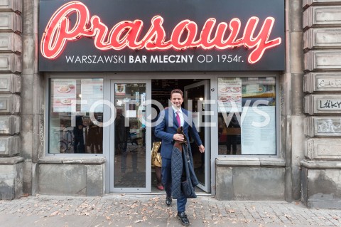  19.10.2018 WARSZAWA<br />AKCJA 24 GODZINY DLA WARSZAWY RAFALA TRZASKOWSKIEGO WIZYTA W BARZE MLECZNYM<br />N/Z RAFAL TRZASKOWSKI<br /> 