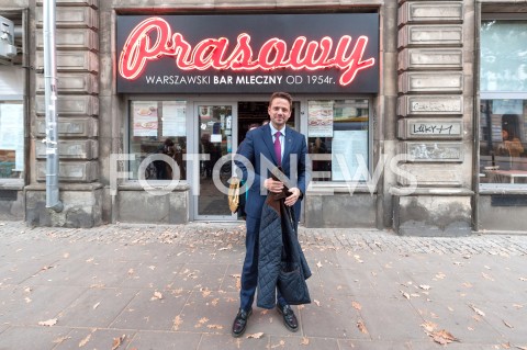  19.10.2018 WARSZAWA<br />AKCJA 24 GODZINY DLA WARSZAWY RAFALA TRZASKOWSKIEGO WIZYTA W BARZE MLECZNYM<br />N/Z RAFAL TRZASKOWSKI<br /> 