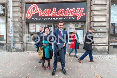  19.10.2018 WARSZAWA<br />AKCJA 24 GODZINY DLA WARSZAWY RAFALA TRZASKOWSKIEGO WIZYTA W BARZE MLECZNYM<br />N/Z RAFAL TRZASKOWSKI AGATA DIDUSZKO ZYGLEWSKA<br /> 