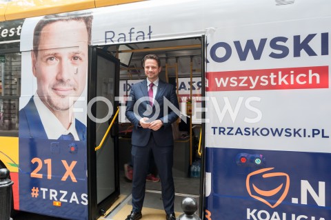  19.10.2018 WARSZAWA<br />AKCJA 24 GODZINY DLA WARSZAWY RAFALA TRZASKOWSKIEGO WIZYTA W BARZE MLECZNYM<br />N/Z RAFAL TRZASKOWSKI<br /> 