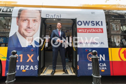  19.10.2018 WARSZAWA<br />AKCJA 24 GODZINY DLA WARSZAWY RAFALA TRZASKOWSKIEGO WIZYTA W BARZE MLECZNYM<br />N/Z RAFAL TRZASKOWSKI<br /> 