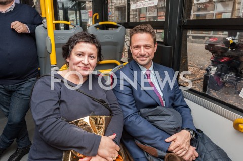  19.10.2018 WARSZAWA<br />AKCJA 24 GODZINY DLA WARSZAWY RAFALA TRZASKOWSKIEGO WIZYTA W BARZE MLECZNYM<br />N/Z RAFAL TRZASKOWSKI AGATA DIDUSZKO ZYGLEWSKA<br /> 