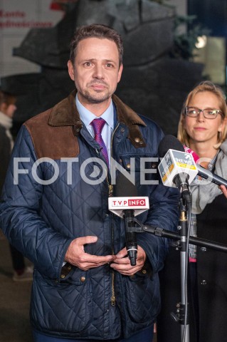  19.10.2018 WARSZAWA<br />ZLOZENIE WIENCA PRZEZ RAFALA TRZASKOWSKIEGO POD POMNIKIEM STEFANA STARZYNSKIEGO<br />N/Z RAFAL TRZASKOWSKI  Z ZONA MALZONKA MALGORZATA TRZASKOWSKA<br /> 