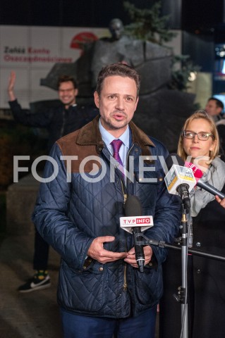  19.10.2018 WARSZAWA<br />ZLOZENIE WIENCA PRZEZ RAFALA TRZASKOWSKIEGO POD POMNIKIEM STEFANA STARZYNSKIEGO<br />N/Z RAFAL TRZASKOWSKI  Z ZONA MALZONKA MALGORZATA TRZASKOWSKA<br /> 