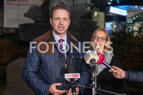  19.10.2018 WARSZAWA<br />ZLOZENIE WIENCA PRZEZ RAFALA TRZASKOWSKIEGO POD POMNIKIEM STEFANA STARZYNSKIEGO<br />N/Z RAFAL TRZASKOWSKI  Z ZONA MALZONKA MALGORZATA TRZASKOWSKA<br /> 