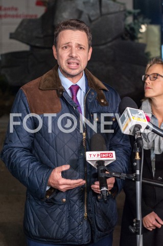  19.10.2018 WARSZAWA<br />ZLOZENIE WIENCA PRZEZ RAFALA TRZASKOWSKIEGO POD POMNIKIEM STEFANA STARZYNSKIEGO<br />N/Z RAFAL TRZASKOWSKI  Z ZONA MALZONKA MALGORZATA TRZASKOWSKA<br /> 