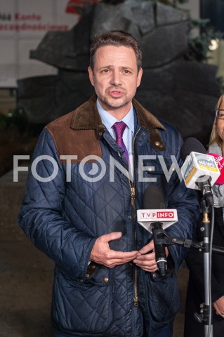  19.10.2018 WARSZAWA<br />ZLOZENIE WIENCA PRZEZ RAFALA TRZASKOWSKIEGO POD POMNIKIEM STEFANA STARZYNSKIEGO<br />N/Z RAFAL TRZASKOWSKI<br /> 