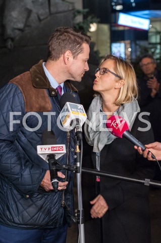  19.10.2018 WARSZAWA<br />ZLOZENIE WIENCA PRZEZ RAFALA TRZASKOWSKIEGO POD POMNIKIEM STEFANA STARZYNSKIEGO<br />N/Z RAFAL TRZASKOWSKI  Z ZONA MALZONKA MALGORZATA TRZASKOWSKA<br /> 