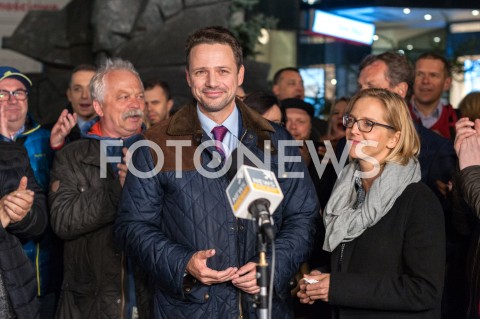  19.10.2018 WARSZAWA<br />ZLOZENIE WIENCA PRZEZ RAFALA TRZASKOWSKIEGO POD POMNIKIEM STEFANA STARZYNSKIEGO<br />N/Z RAFAL TRZASKOWSKI  Z ZONA MALZONKA MALGORZATA TRZASKOWSKA<br /> 