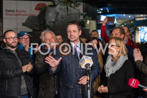  19.10.2018 WARSZAWA<br />ZLOZENIE WIENCA PRZEZ RAFALA TRZASKOWSKIEGO POD POMNIKIEM STEFANA STARZYNSKIEGO<br />N/Z RAFAL TRZASKOWSKI  Z ZONA MALZONKA MALGORZATA TRZASKOWSKA<br /> 
