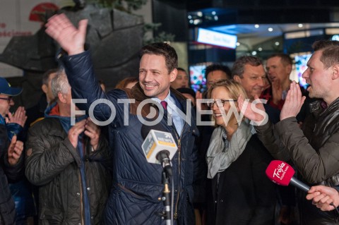  19.10.2018 WARSZAWA<br />ZLOZENIE WIENCA PRZEZ RAFALA TRZASKOWSKIEGO POD POMNIKIEM STEFANA STARZYNSKIEGO<br />N/Z RAFAL TRZASKOWSKI  Z ZONA MALZONKA MALGORZATA TRZASKOWSKA<br /> 