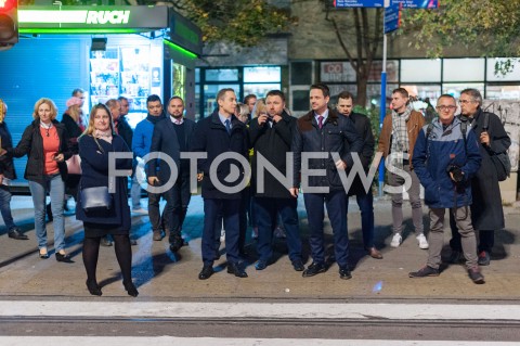  19.10.2018 WARSZAWA<br />ZLOZENIE WIENCA PRZEZ RAFALA TRZASKOWSKIEGO POD POMNIKIEM STEFANA STARZYNSKIEGO<br />N/Z RAFAL TRZASKOWSKI CEZARY TOMCZYK MARCIN KIERWINSKI<br /> 