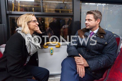  19.10.2018 WARSZAWA<br />ZLOZENIE WIENCA PRZEZ RAFALA TRZASKOWSKIEGO POD POMNIKIEM STEFANA STARZYNSKIEGO<br />N/Z RAFAL TRZASKOWSKI  Z ZONA MALZONKA MALGORZATA TRZASKOWSKA<br /> 