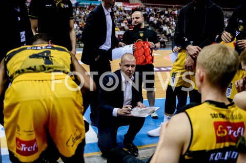  20.10.2018 GDANSK<br />
KOSZYKOWKA - ENERGA BASKET LIGA SEZON 2018/2019<br />
MECZ TREFL SOPOT - ANWIL WLOCLAWEK<br />
N/Z MARCIN KLOZINSKI Z ZAWODNIKAMI PODCZAS PRZERWY<br />
 