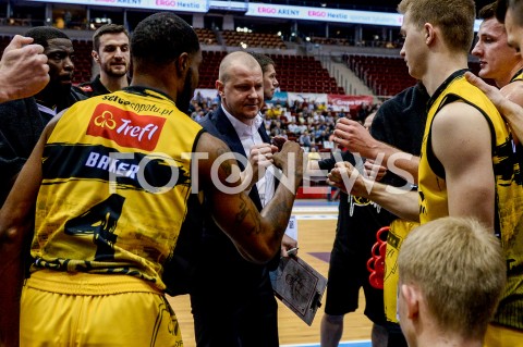  20.10.2018 GDANSK<br />
KOSZYKOWKA - ENERGA BASKET LIGA SEZON 2018/2019<br />
MECZ TREFL SOPOT - ANWIL WLOCLAWEK<br />
N/Z MARCIN KLOZINSKI Z ZAWODNIKAMI PODCZAS PRZERWY<br />
 