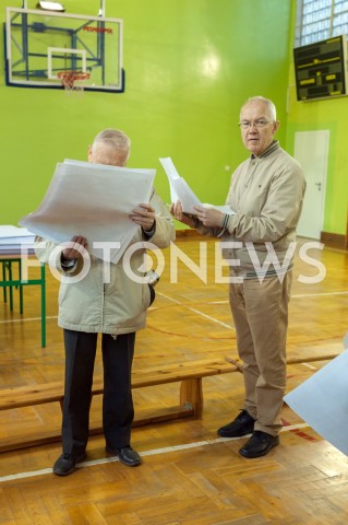  21.10.2018 WARSZAWA<br />PREMIER MATEUSZ MORAWIECKI Z RODZINA GLOSUJE<br />N/Z GLOSUJACY OGLADAJACY KARTY DO GLOSOWANIA<br /> 