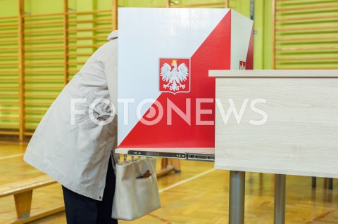  21.10.2018 WARSZAWA<br />PREMIER MATEUSZ MORAWIECKI Z RODZINA GLOSUJE<br />N/Z GLOSUJACA WYPELNIAJACA KARTY DO GLOSOWANIA<br /> 