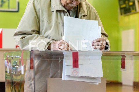  21.10.2018 WARSZAWA<br />PREMIER MATEUSZ MORAWIECKI Z RODZINA GLOSUJE<br />N/Z WRZUCANIE KART DO URNY<br /> 