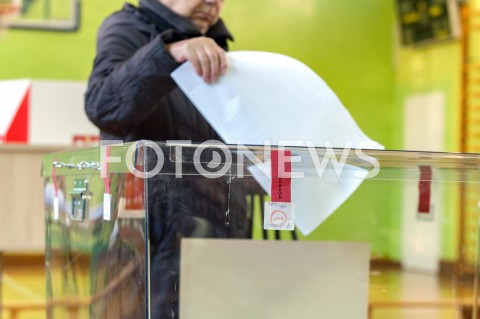  21.10.2018 WARSZAWA<br />PREMIER MATEUSZ MORAWIECKI Z RODZINA GLOSUJE<br />N/Z WRZUCANIE KART DO URNY<br /> 