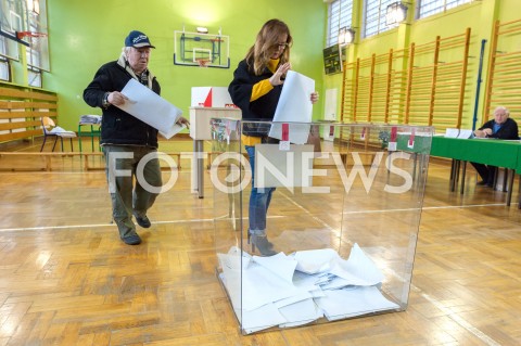  21.10.2018 WARSZAWA<br />PREMIER MATEUSZ MORAWIECKI Z RODZINA GLOSUJE<br />N/Z WRZUCANIE KART DO URNY<br /> 