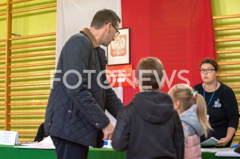  21.10.2018 WARSZAWA<br />PREMIER MATEUSZ MORAWIECKI Z RODZINA GLOSUJE<br />N/Z MATEUSZ MORAWIECKI Z RODZINA<br /> 