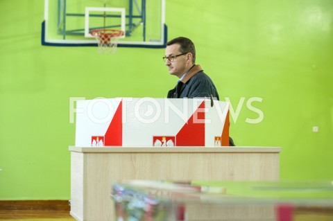  21.10.2018 WARSZAWA<br />PREMIER MATEUSZ MORAWIECKI Z RODZINA GLOSUJE<br />N/Z MATEUSZ MORAWIECKI<br /> 