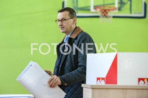  21.10.2018 WARSZAWA<br />PREMIER MATEUSZ MORAWIECKI Z RODZINA GLOSUJE<br />N/Z MATEUSZ MORAWIECKI<br /> 