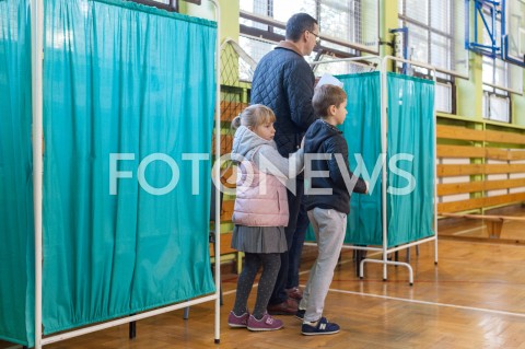  21.10.2018 WARSZAWA<br />PREMIER MATEUSZ MORAWIECKI Z RODZINA GLOSUJE<br />N/Z MATEUSZ MORAWIECKI Z RODZINA<br /> 