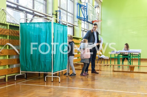  21.10.2018 WARSZAWA<br />PREMIER MATEUSZ MORAWIECKI Z RODZINA GLOSUJE<br />N/Z MATEUSZ MORAWIECKI Z RODZINA<br /> 