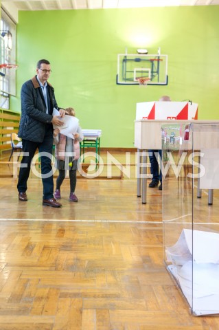  21.10.2018 WARSZAWA<br />PREMIER MATEUSZ MORAWIECKI Z RODZINA GLOSUJE<br />N/Z MATEUSZ MORAWIECKI<br /> 