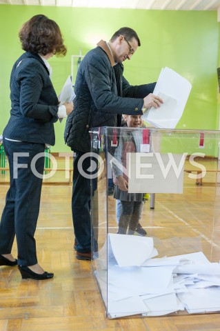  21.10.2018 WARSZAWA<br />PREMIER MATEUSZ MORAWIECKI Z RODZINA GLOSUJE<br />N/Z MATEUSZ MORAWIECKI Z RODZINA WRZUCA GLOS DO URNY<br /> 