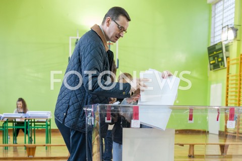 Premier Mateusz Morawiecki z rodziną głosuje w Warszawie