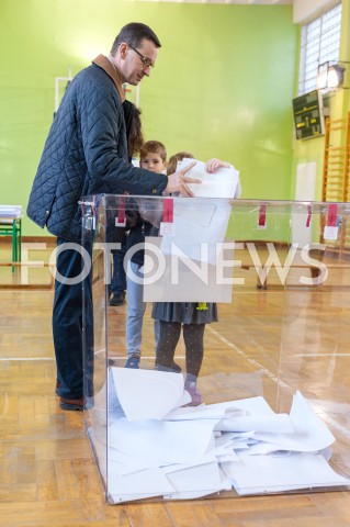  21.10.2018 WARSZAWA<br />PREMIER MATEUSZ MORAWIECKI Z RODZINA GLOSUJE<br />N/Z MATEUSZ MORAWIECKI Z RODZINA WRZUCA GLOS DO URNY<br /> 