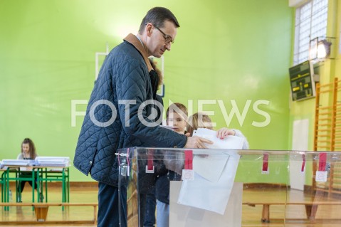  21.10.2018 WARSZAWA<br />PREMIER MATEUSZ MORAWIECKI Z RODZINA GLOSUJE<br />N/Z MATEUSZ MORAWIECKI Z RODZINA WRZUCA GLOS DO URNY<br /> 