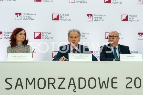  21.10.2018 WARSZAWA<br />KONFERENCJA PANSTWOWEJ KOMISJI WYBORCZEJ<br />N/Z MAGDALENA PIETRZAK WOJCIECH HERMELINSKI WIESLAW BLUS<br /> 