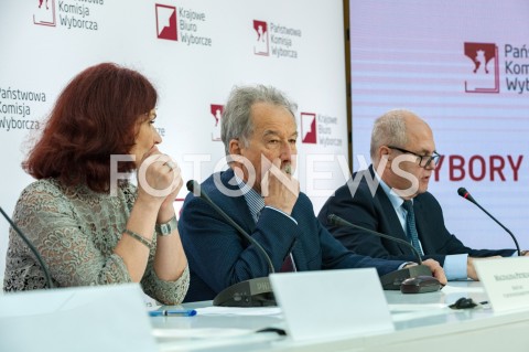  21.10.2018 WARSZAWA<br />KONFERENCJA PANSTWOWEJ KOMISJI WYBORCZEJ<br />N/Z MAGDALENA PIETRZAK WOJCIECH HERMELINSKI WIESLAW BLUS<br /> 