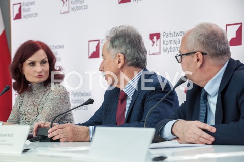  21.10.2018 WARSZAWA<br />KONFERENCJA PANSTWOWEJ KOMISJI WYBORCZEJ<br />N/Z MAGDALENA PIETRZAK WOJCIECH HERMELINSKI WIESLAW BLUS<br /> 