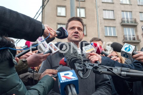  22.10.2018 WARSZAWA<br />PREZYDENT ELEKT RAFAL TRASKOWSKI ROZDAJE PACZKI I KAWE<br />N/Z RAFAL TRZASKOWSKI<br /> 