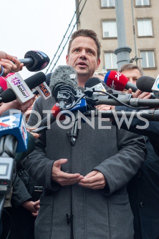  22.10.2018 WARSZAWA<br />PREZYDENT ELEKT RAFAL TRASKOWSKI ROZDAJE PACZKI I KAWE<br />N/Z RAFAL TRZASKOWSKI<br /> 