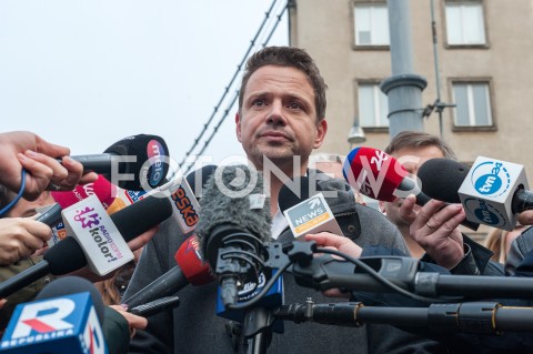  22.10.2018 WARSZAWA<br />PREZYDENT ELEKT RAFAL TRASKOWSKI ROZDAJE PACZKI I KAWE<br />N/Z RAFAL TRZASKOWSKI<br /> 