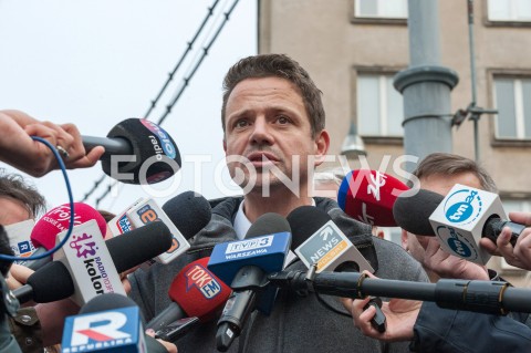  22.10.2018 WARSZAWA<br />PREZYDENT ELEKT RAFAL TRASKOWSKI ROZDAJE PACZKI I KAWE<br />N/Z RAFAL TRZASKOWSKI<br /> 