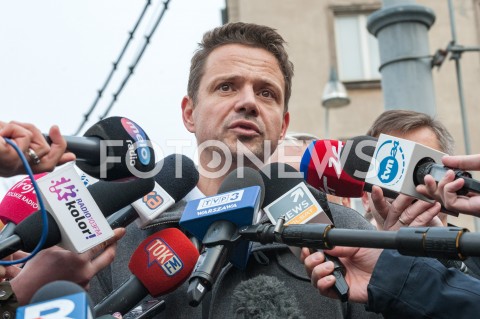  22.10.2018 WARSZAWA<br />PREZYDENT ELEKT RAFAL TRASKOWSKI ROZDAJE PACZKI I KAWE<br />N/Z RAFAL TRZASKOWSKI<br /> 