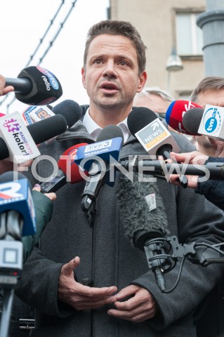  22.10.2018 WARSZAWA<br />PREZYDENT ELEKT RAFAL TRASKOWSKI ROZDAJE PACZKI I KAWE<br />N/Z RAFAL TRZASKOWSKI<br /> 